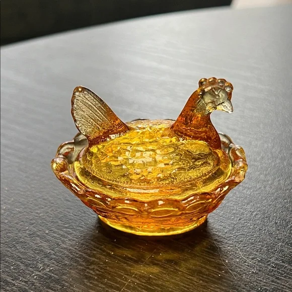 Vintage Miniature Honey Amber Glass Hen on Nest Salt Cellar Degenhart USA - Picture 11 of 11